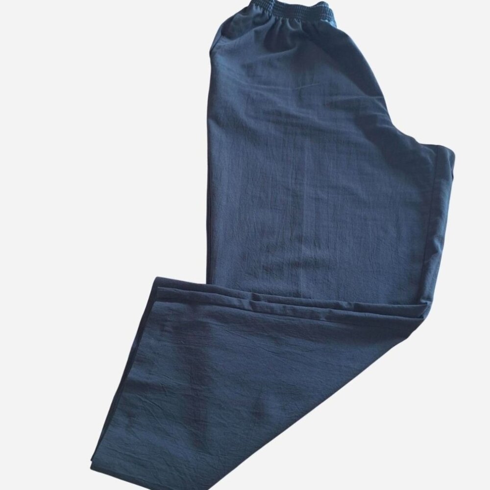 Women's XL Petite black lightweight pull-on capri pants with pockets.